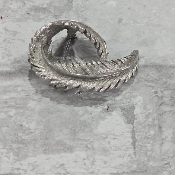 Vintage Hilco Women’s Brooch Pin Silver Tone - Texture Swirl Feather - Picture 3 of 8